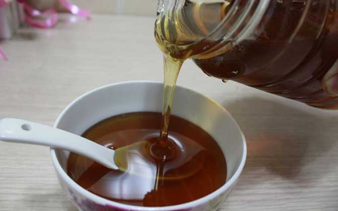 用蜂蜜擦臉一年有什么效果？
